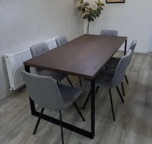 Trpezarijski sto