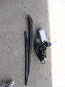Alfa Romeo 147 motoric zadnjeg brisaca i nosac metlica