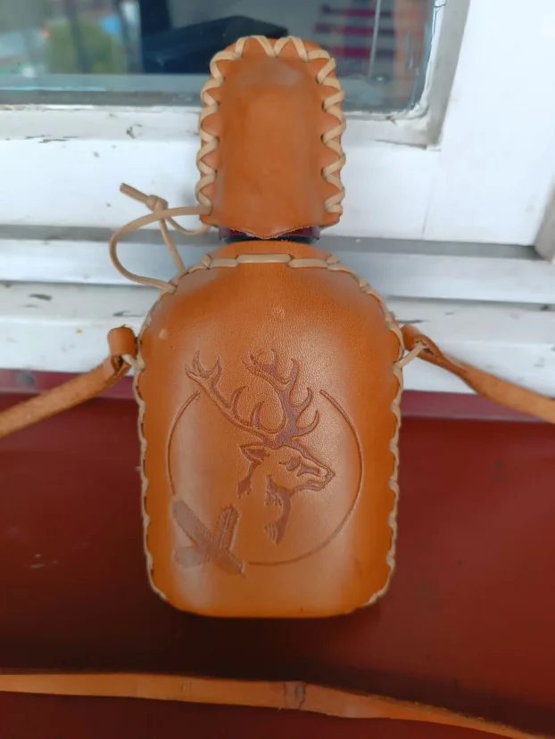 Lovačka staklena pljoska obložena kožom