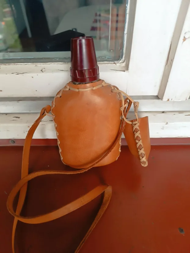 Lovačka staklena pljoska obložena kožom