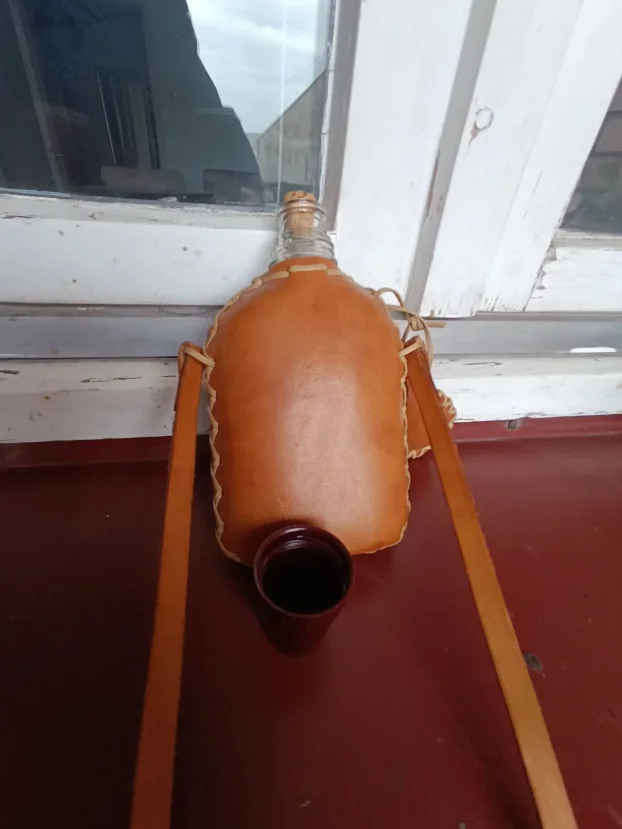 Lovačka staklena pljoska obložena kožom