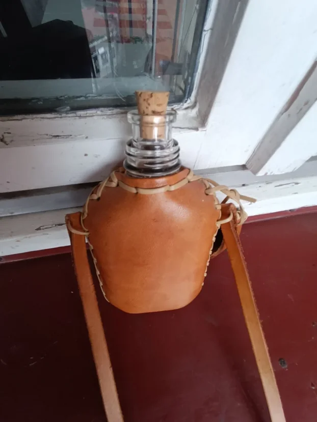 Lovačka staklena pljoska obložena kožom