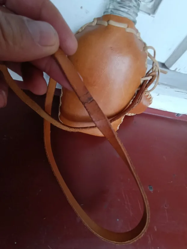 Lovačka staklena pljoska obložena kožom