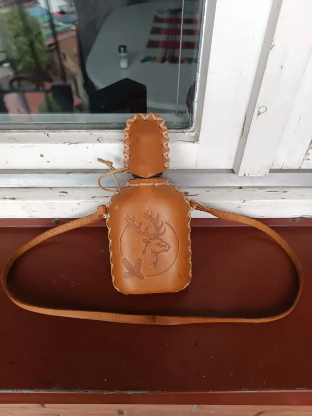 Lovačka staklena pljoska obložena kožom