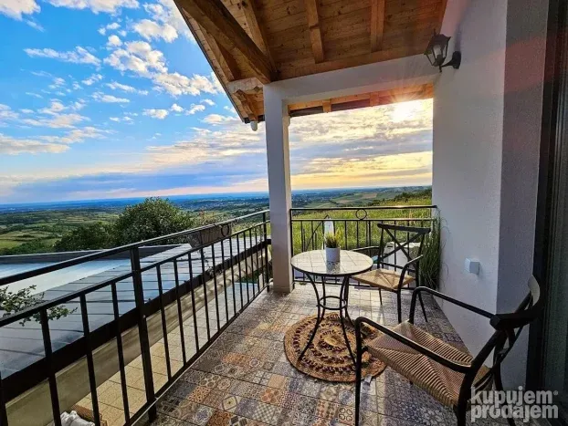 Sremska Kamenica, 3.0 trosobna, 165 m²