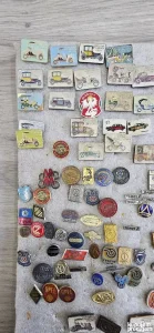 Vintage kolekcija znački auto, moto i industrija