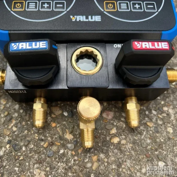 Digitalni manometri u koferu sa crevima i adapterima Value