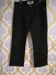 Crne farmerice za punije muškarce