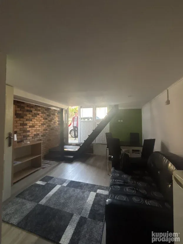Iznajmljujem stan na Novoj Detelinari 40m2