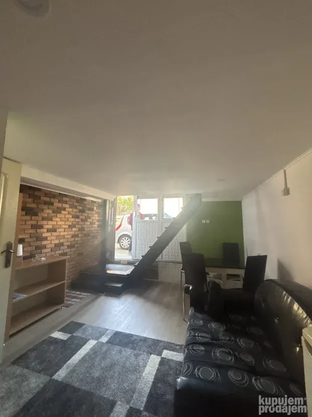 Iznajmljujem stan na Novoj Detelinari 40m2