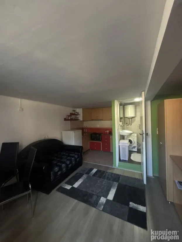 Iznajmljujem stan na Novoj Detelinari 40m2