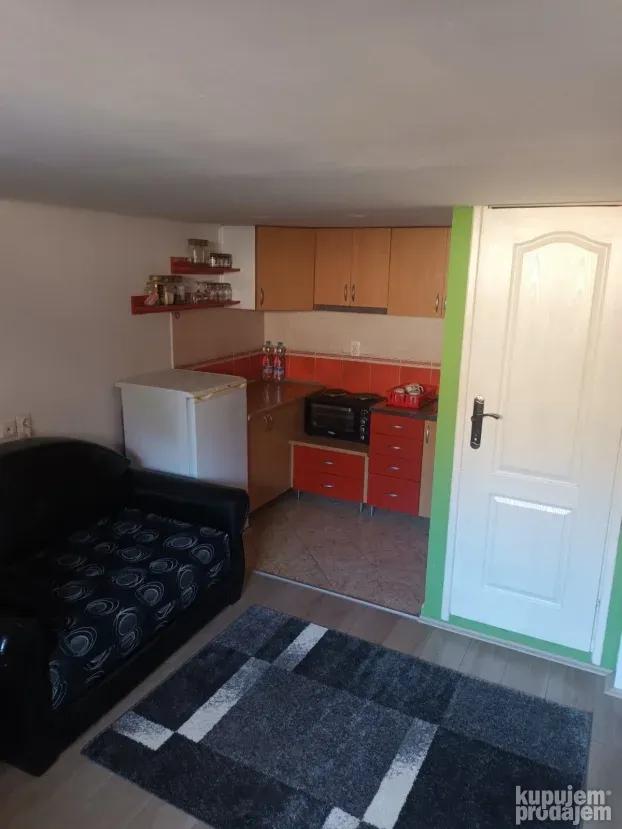Iznajmljujem stan na Novoj Detelinari 40m2