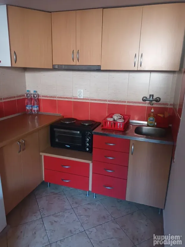 Iznajmljujem stan na Novoj Detelinari 40m2
