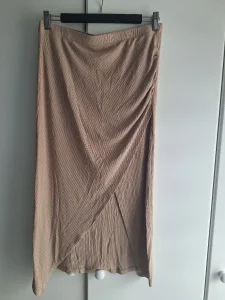 Suknja sa izrezom