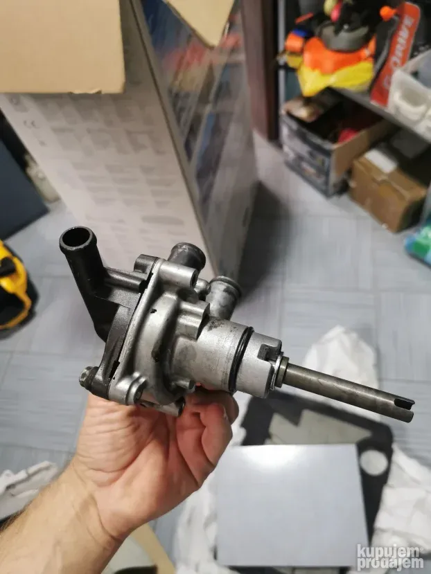 Honda cbr 1000rr 2004 do 2007 vodena pumpa