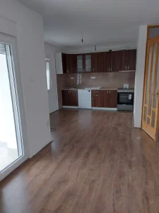 Izdaje se odličan stan u kući u Brzom Brodu, 117m2, 2.sprat