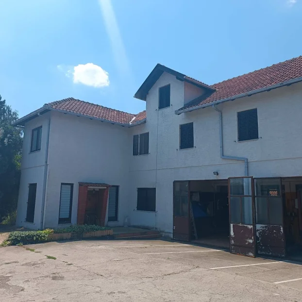 Braće Vidaković, Pećinci, Širi centar, 5+ petosobna, 444 m²