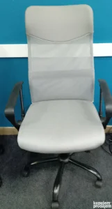 2 stolice kao nove, kupljene u Lesnini