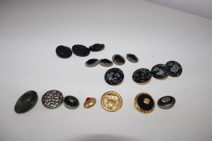 razlicite dugmici, dugmadi plasticne i 2 metalna