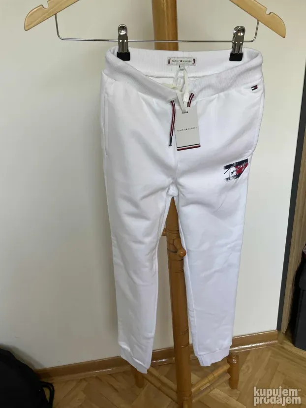 Tommy Hilfiger sa etiketom trenerka br.140