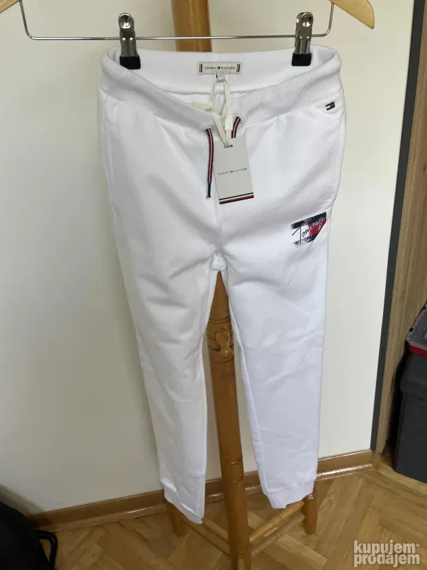 Tommy Hilfiger sa etiketom trenerka br.140
