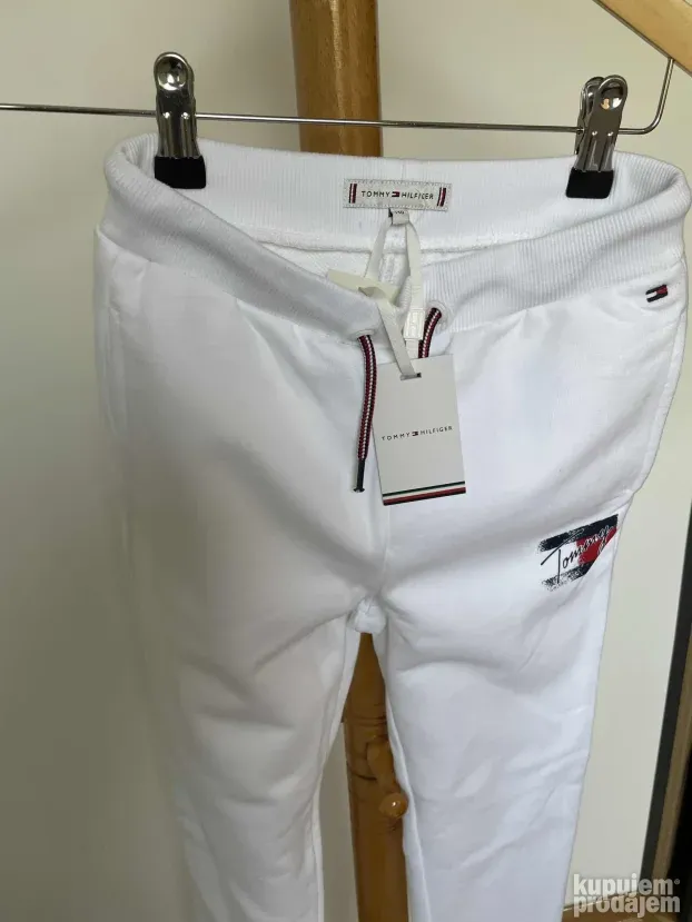 Tommy Hilfiger sa etiketom trenerka br.140