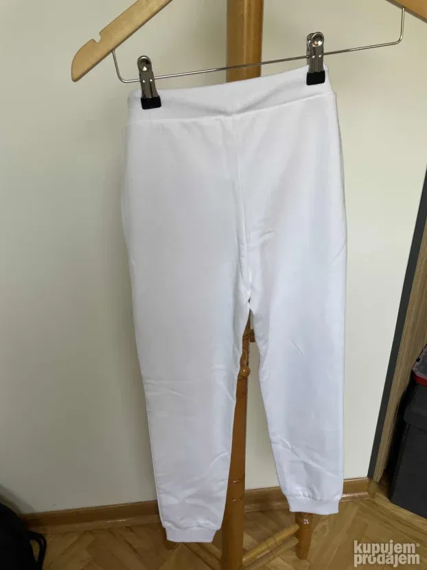Tommy Hilfiger sa etiketom trenerka br.140