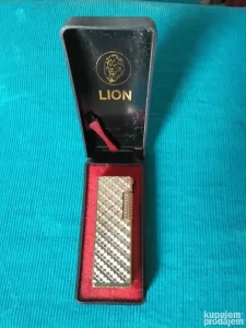 LION pozlacen  upaljac   na plin  1973. godina