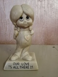 Stara figura devojčice iz USA