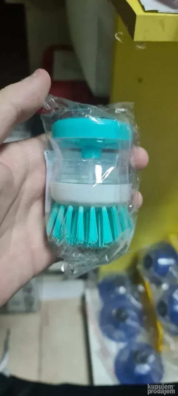 Četka za kuhinju sa dispenzorom za tečnost