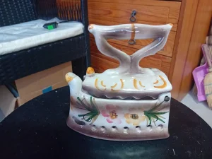 Jako lepa ukrasna porcelanska pegla