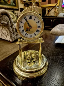 Sat godisnjak, na baterije, ispravan, 30 cm