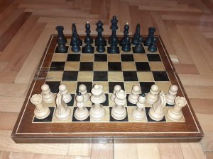 Drveni sah sa velikim plasticnim figurama