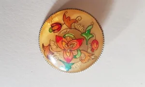 Vintage izuzetan broš, ručno slikan ćilibar