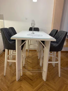 Barski sto i šest stolica