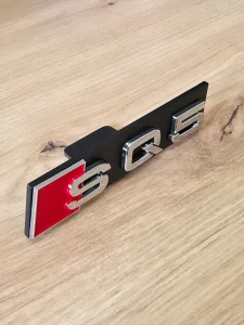 Audi SQ5 hrom siva oznaka za prednju masku