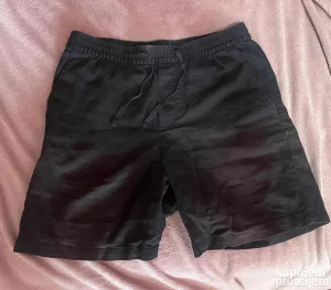 Prodaju se šortsevi, veličina S