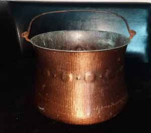 Bakarni kotao sa drškom od kovanog gvožđa