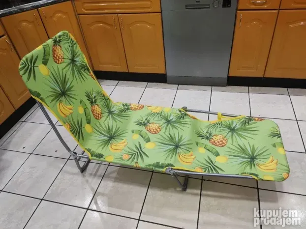 Lezaljka za plazu ili kampovanje sa manjim ostecenjem