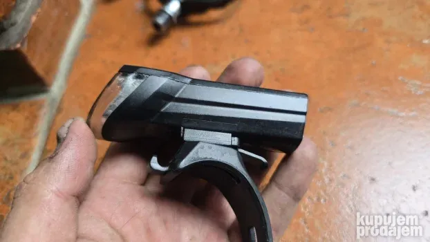 prednje USB