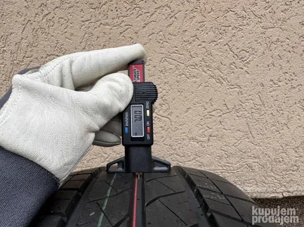 Jedna teretna guma za kombi Bridgestone Duravis 215/60/17 C