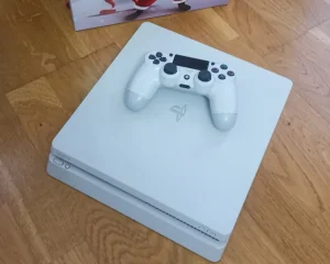 PLAYSTATION 4  kao nov i pun igrica-FORTNITE/Roblox/SIMS4/F1