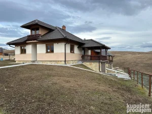 Četvorosobna kuća u mirnom kraju Zlatibora, van naselja