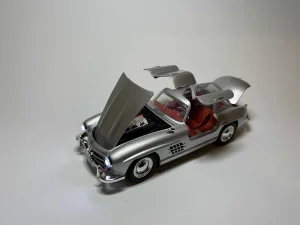Mercedes Benz 300SL METALNA IGRACKA autic metalni auto kutij