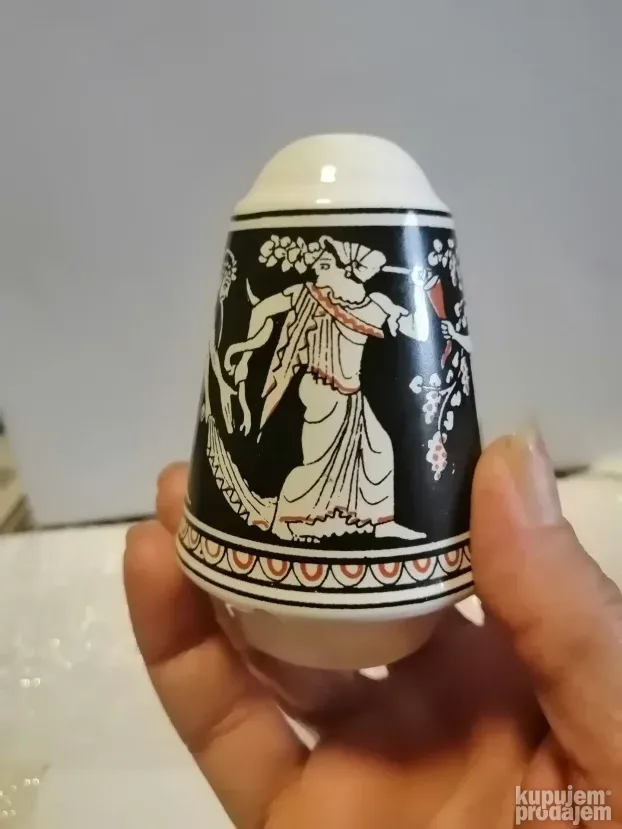 Porcelanski slanik sa zanimljivom aplikacijom