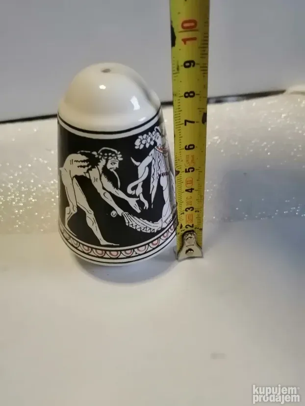 Porcelanski slanik sa zanimljivom aplikacijom