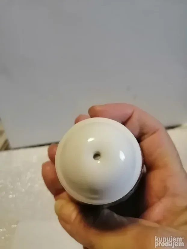 Porcelanski slanik sa zanimljivom aplikacijom