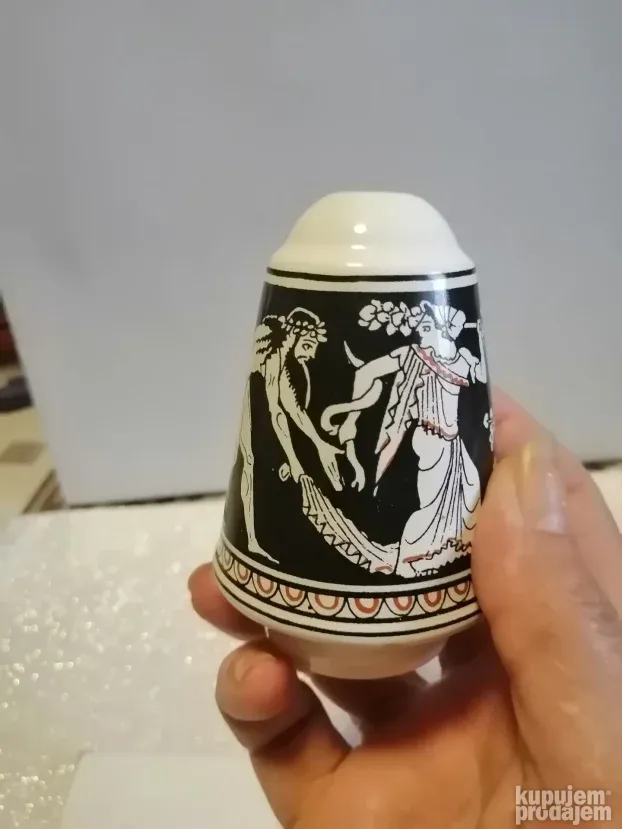 Porcelanski slanik sa zanimljivom aplikacijom