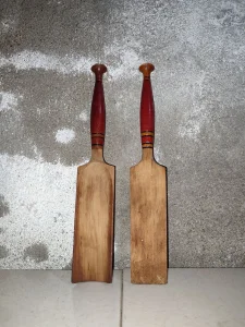 Stari drveni kuhinjski etno predmeti lopatica i spatula