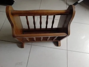 Stalak za novine, od punog drveta, uvoz CH